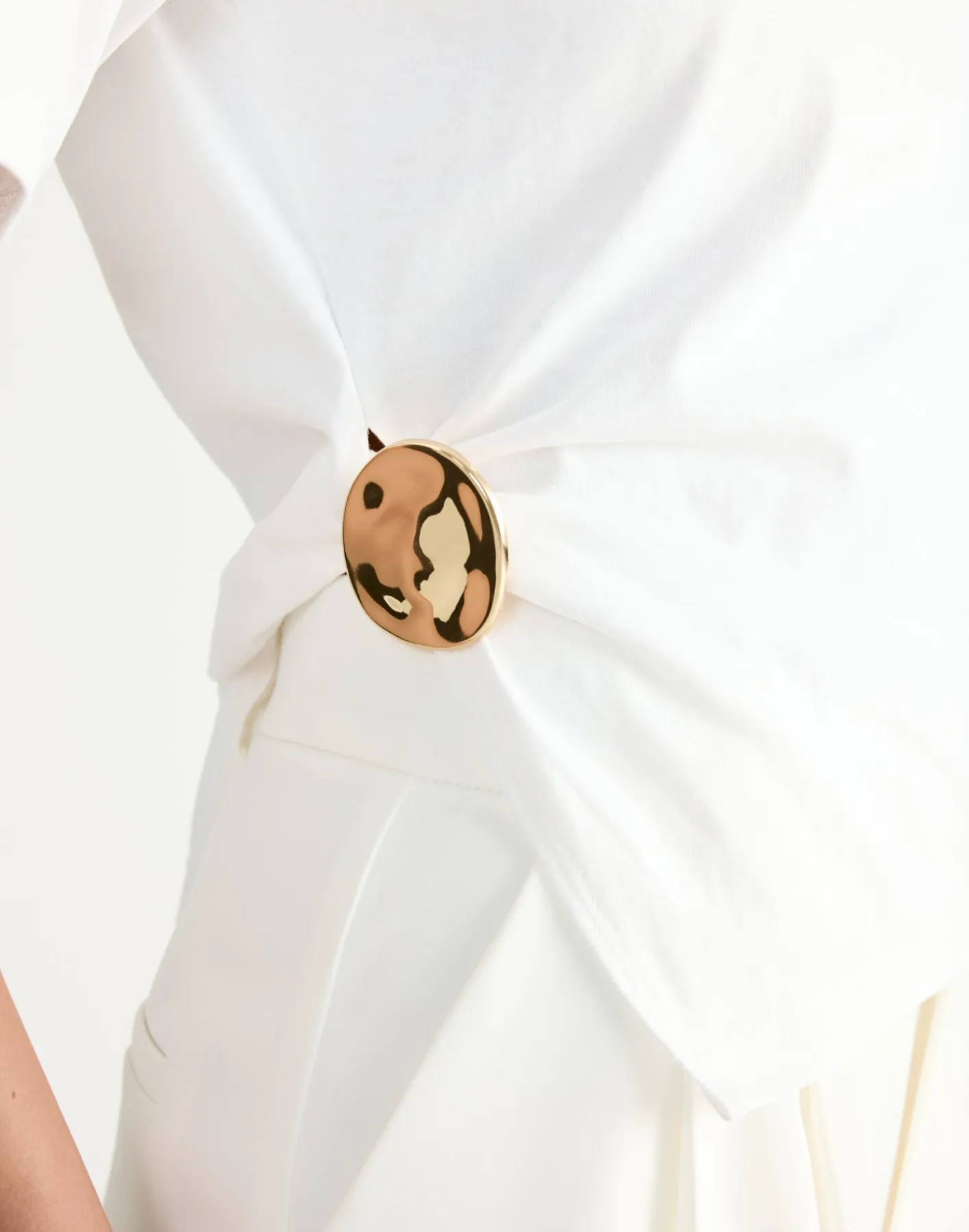 Olivia Brooch (Gold)*CHARCOAL Fashion